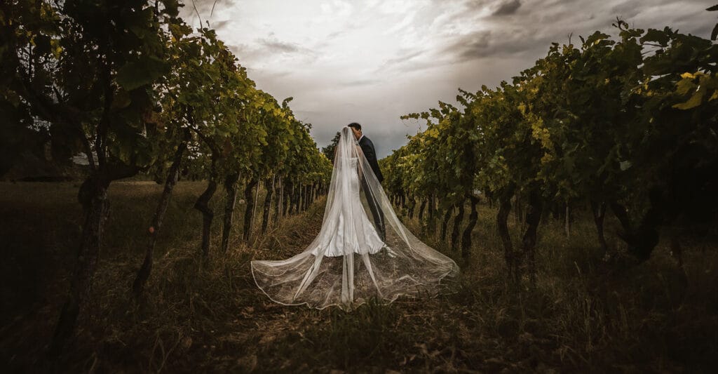 matrimonio elegante in stile shabby chic a Villa Delfini di Morsasco (AL). Cristina e Andrea in mezzo al vigneto con le nuvole che minacciano pioggia ma che creano una luce suggestiva