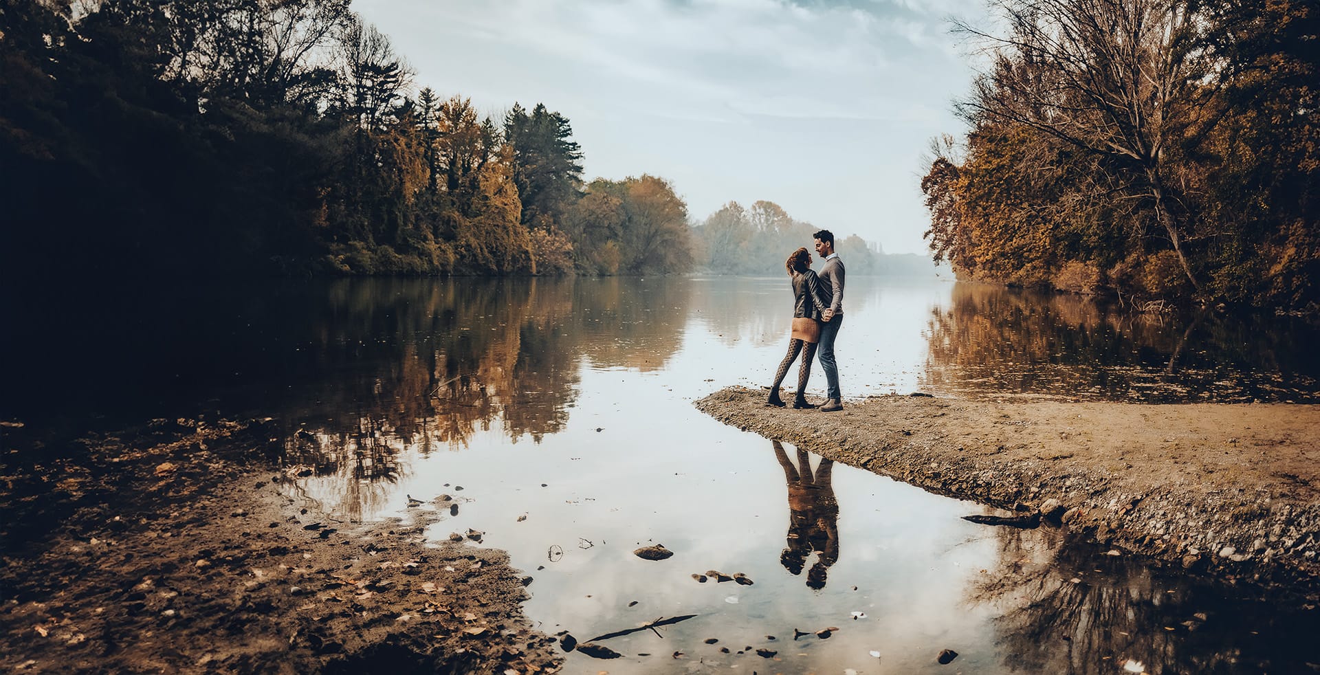 Prewedding da favola a Torino, in autunno, sul Lungo Po. Cristina e Andrea in un lembo di terra a pelo d'acqua immersi tra le bellezze della natura si riflettono nel fiume Po.