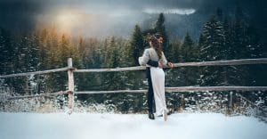 Matrimonio invernale in montagna in piemonte. Sposi abbracciati in un paesaggio innevato davanti alle montagne